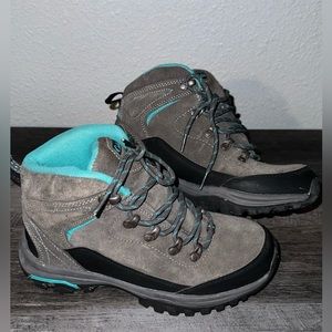 Women’s 6.5 Cabelas hiking boot.